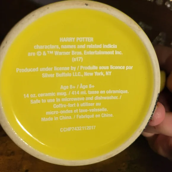 Harry Potter Hufflepuff House crest ceramic Yellow and Black Mug - Picture 4 of 9